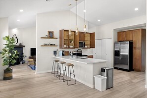 冷蔵庫、電子レンジ、オーブン、コンロ