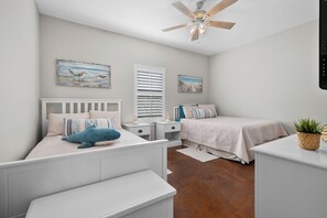 1 bedroom, travel cot, free Internet, bed sheets - Sunny Townhome w/ Pool Access ~ 1 Mi to Beach (Corpus Christi)