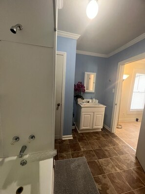 Combined shower/tub, towels, shampoo, toilet paper