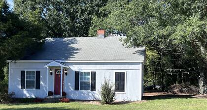 Remodeled historic house, near Pageland, with WI-FI and parking FREE