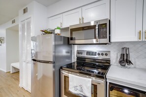Réfrigérateur, micro-ondes, plaque de cuisson, lave-vaisselle