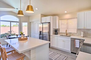 Fridge, microwave, stovetop, dishwasher - Heated Pool + Foosball: Modern Phoenix Sanctuary (Phoenix)