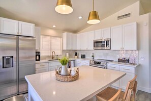 Fridge, microwave, stovetop, dishwasher - Heated Pool + Foosball: Modern Phoenix Sanctuary (Phoenix)