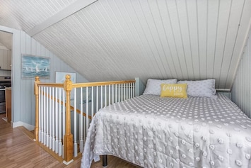 Queen bed (main sleeping space for 2)