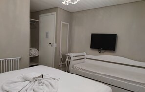 Traditional Suite | Iron/ironing board, free WiFi, bed sheets - Pousada Château dos Fontes (Campos do Jordão)