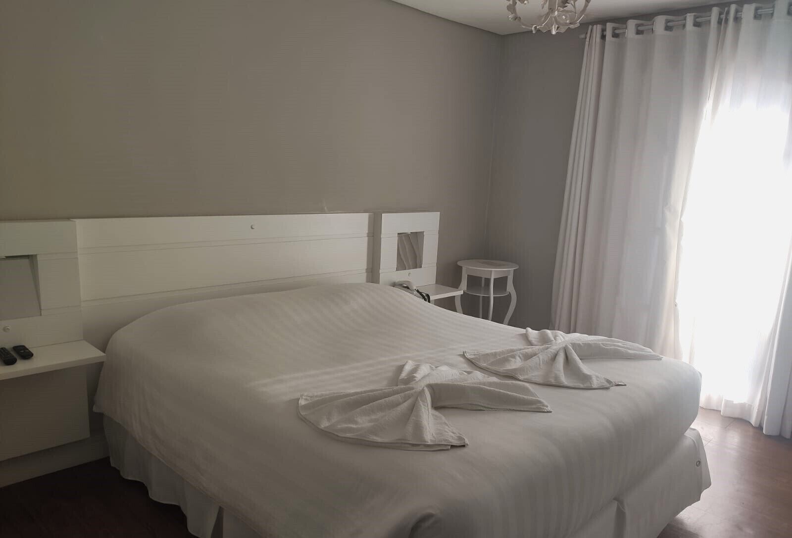 Tabla de planchar con plancha, wifi gratis, ropa de cama