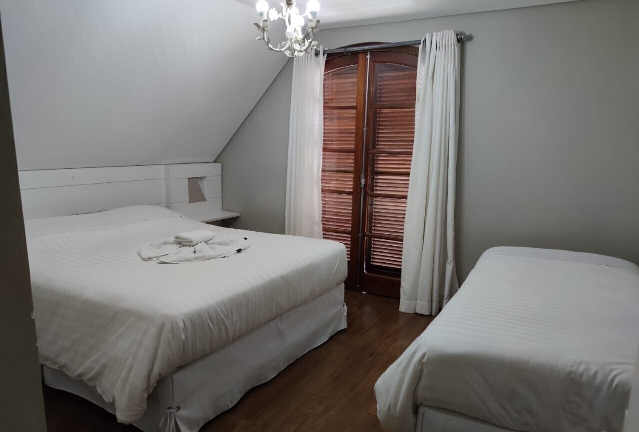 Tabla de planchar con plancha, wifi gratis, ropa de cama
