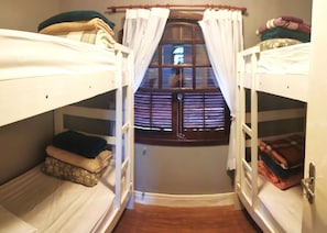 1 habitación, tabla de planchar con plancha, wifi gratis y ropa de cama