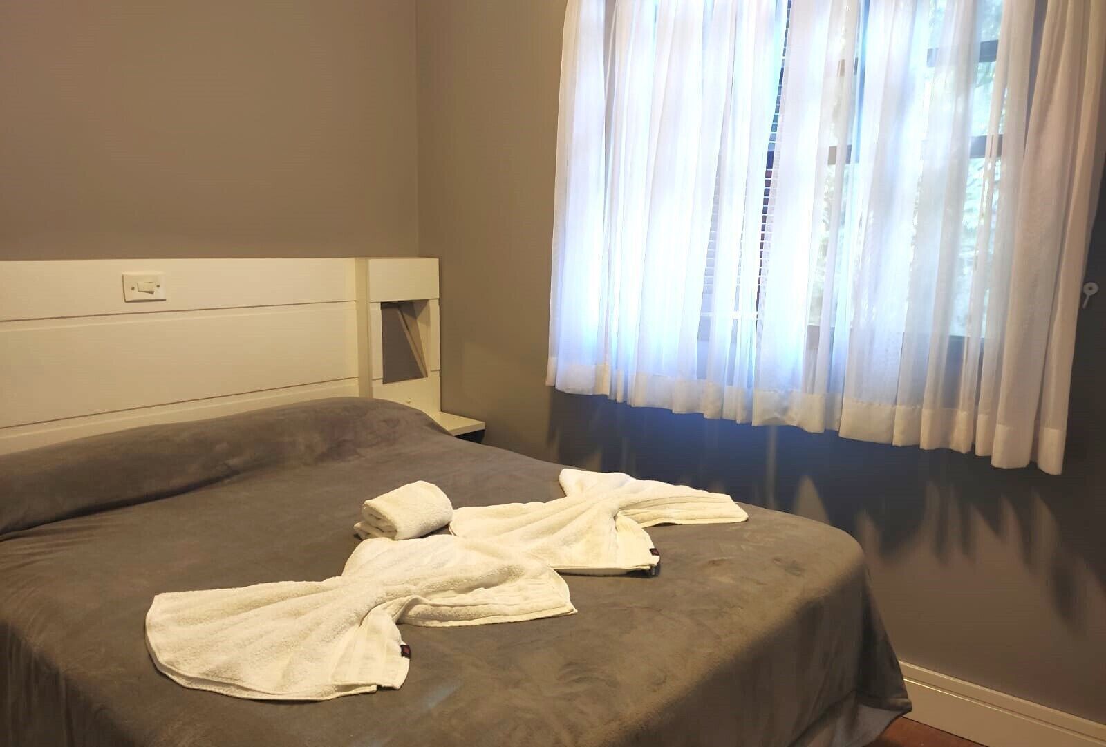 Tabla de planchar con plancha, wifi gratis, ropa de cama