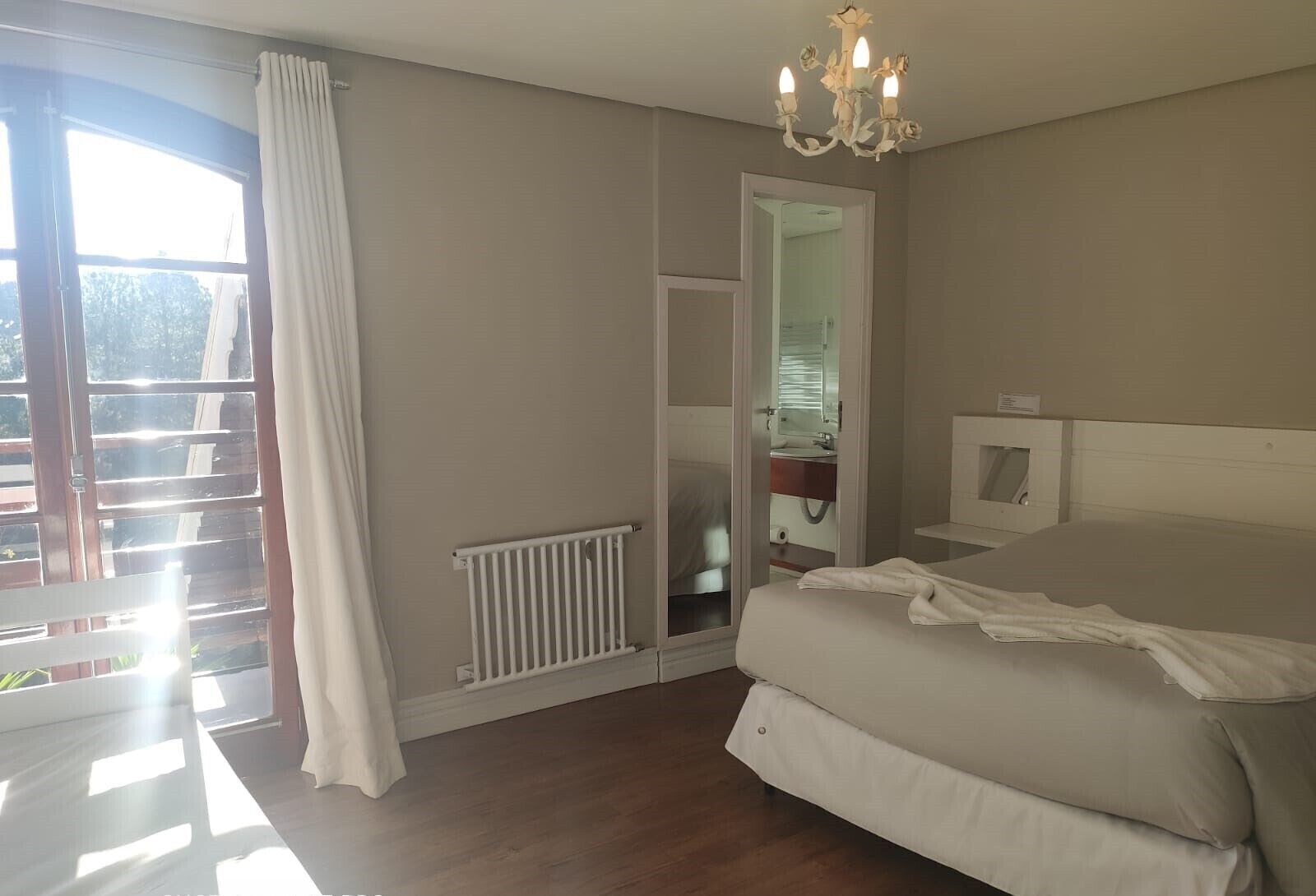 Tabla de planchar con plancha, wifi gratis, ropa de cama