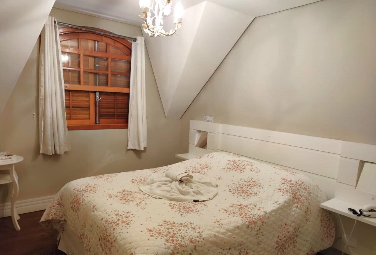 Tabla de planchar con plancha, wifi gratis, ropa de cama