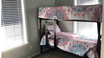 3 bedrooms, iron/ironing board, free WiFi, bed sheets