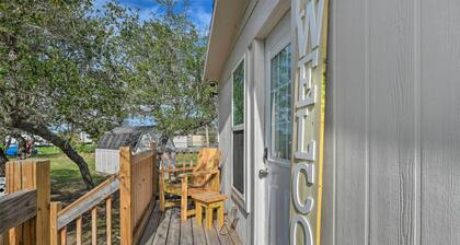 5 Mi to Rockport Beach Park: Studio w/ Porch!
