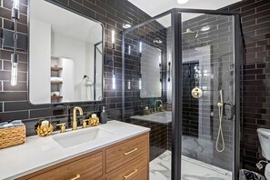 Douche, sèche-cheveux, serviettes fournies