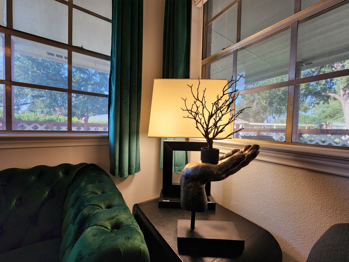 Photo 7 of Modern 3BR House near Downton Austin