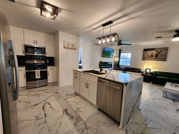 Fridge, microwave, oven, stovetop - Modern 3BR House near Downton Austin (Austin)