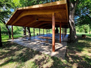 Outdoor dining - Modern 3BR House near Downton Austin (Austin)