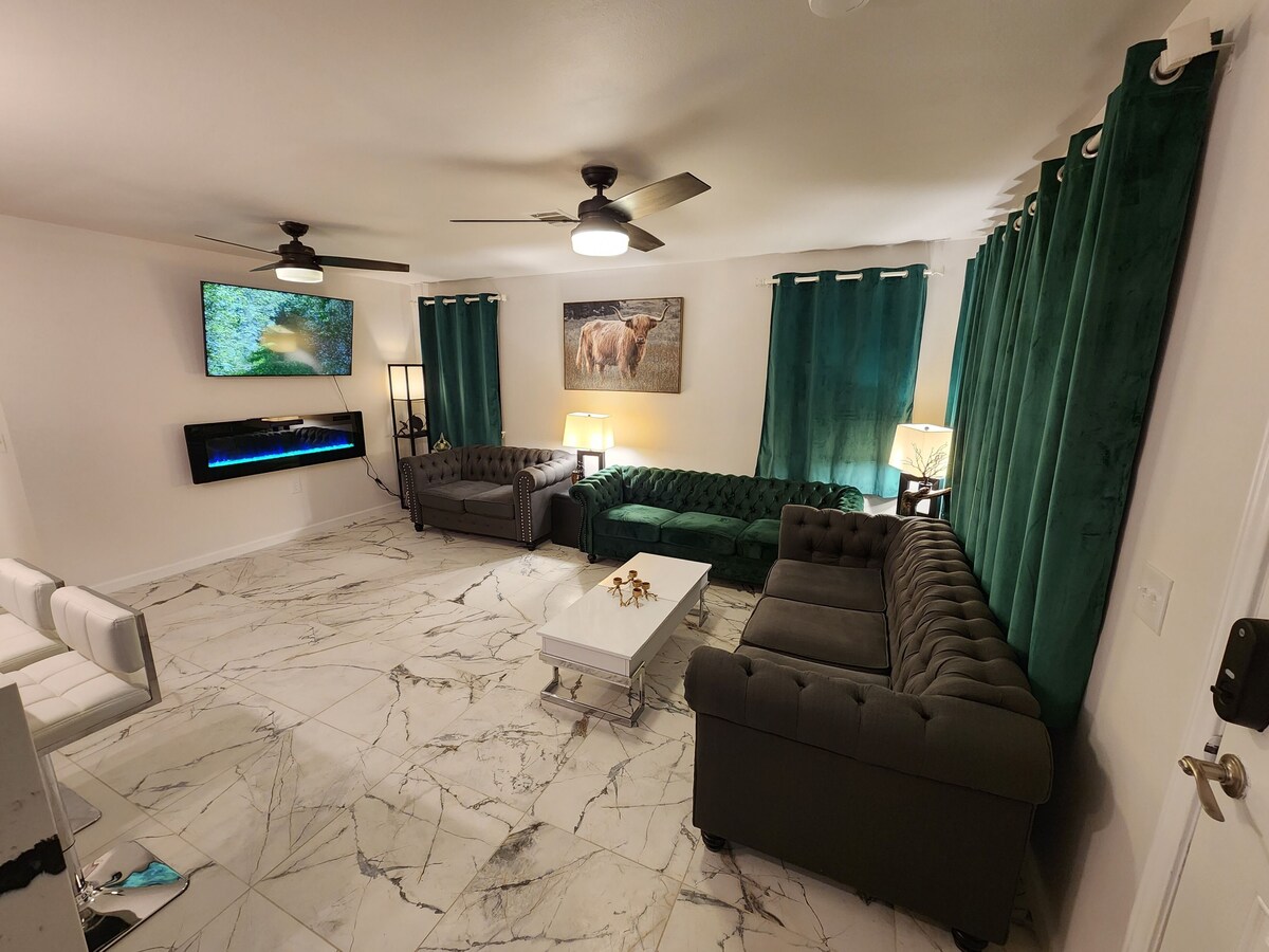 Photo 2 of Modern 3BR House near Downton Austin
