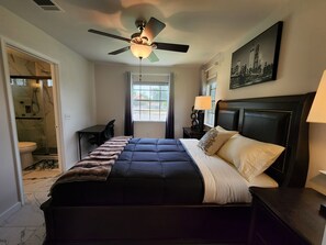 3 bedrooms, desk, iron/ironing board, travel cot - Modern 3BR House near Downton Austin (Austin)