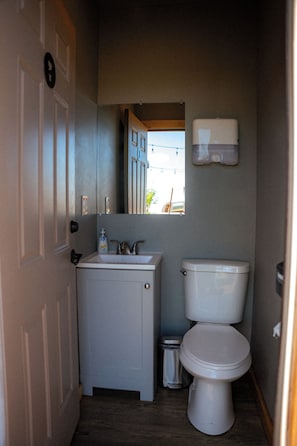 Tente (Covered Wagon) | Salle de bain | Douche, serviettes fournies, savon, shampoing