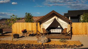 Exklusivt tält - 1 sovrum - bastu - intill bergen (Safari Tent) | Sängtillbehör av högsta kvalitet, individuell inredning och unika möbler