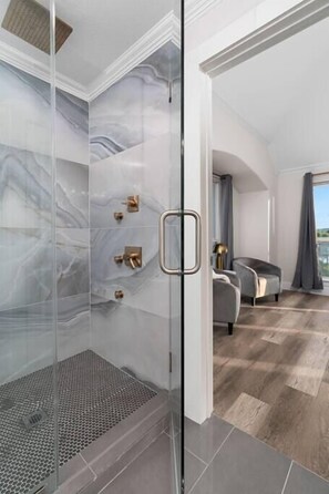 Bathtub, hair dryer, towels - Lakefront Home. Insane Views - Pool/Spa! Gameroom! (Kingsland)