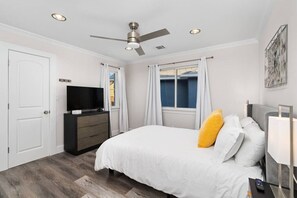 6 slaapkamers, een bureau, een strijkplank/strijkijzer, wifi