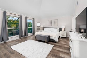 6 bedrooms, desk, iron/ironing board, WiFi