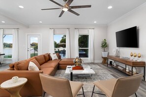 Een televisie, videogames en een kantoor