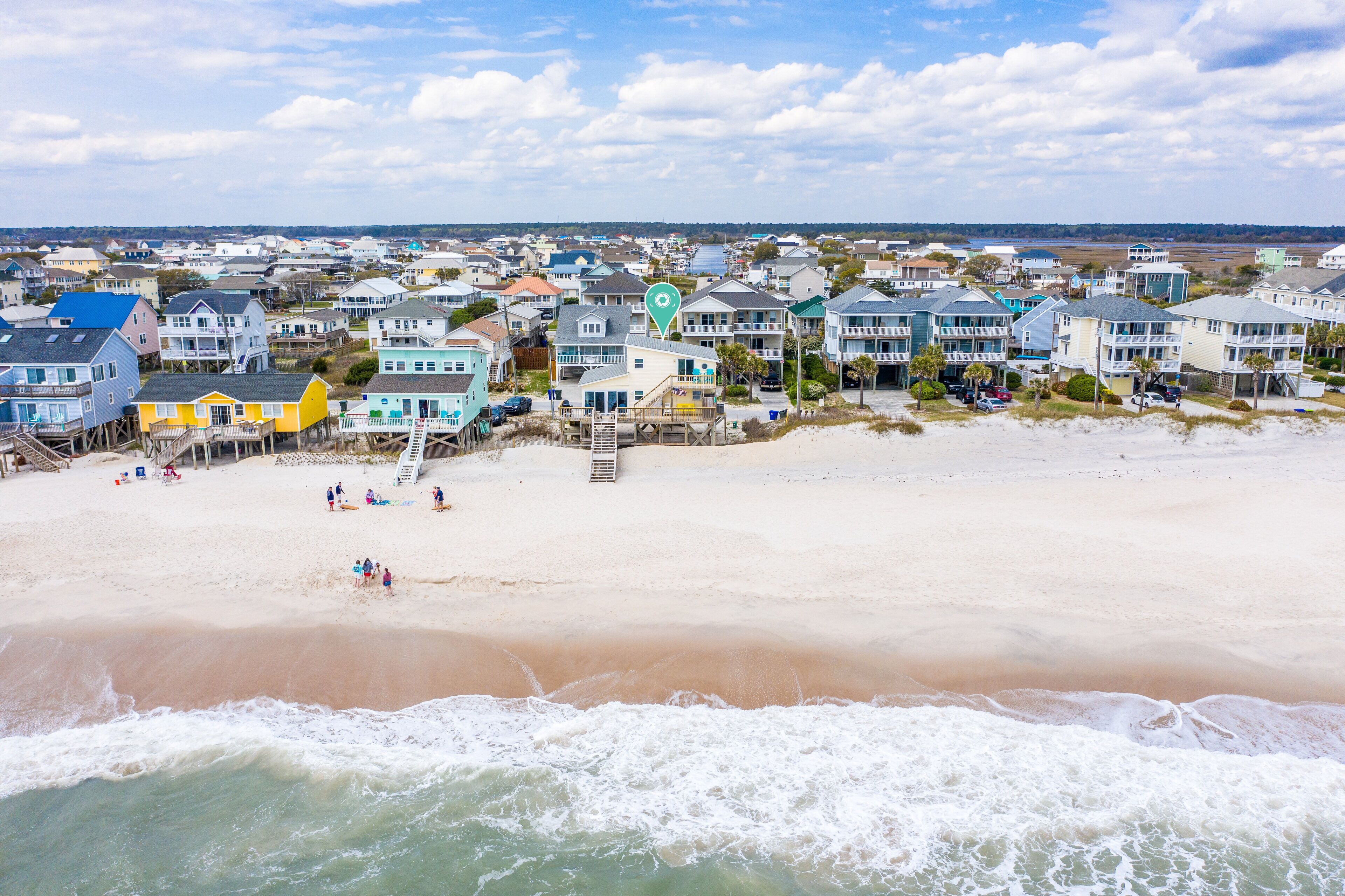 På stranden, solsenger og strandhåndklær
