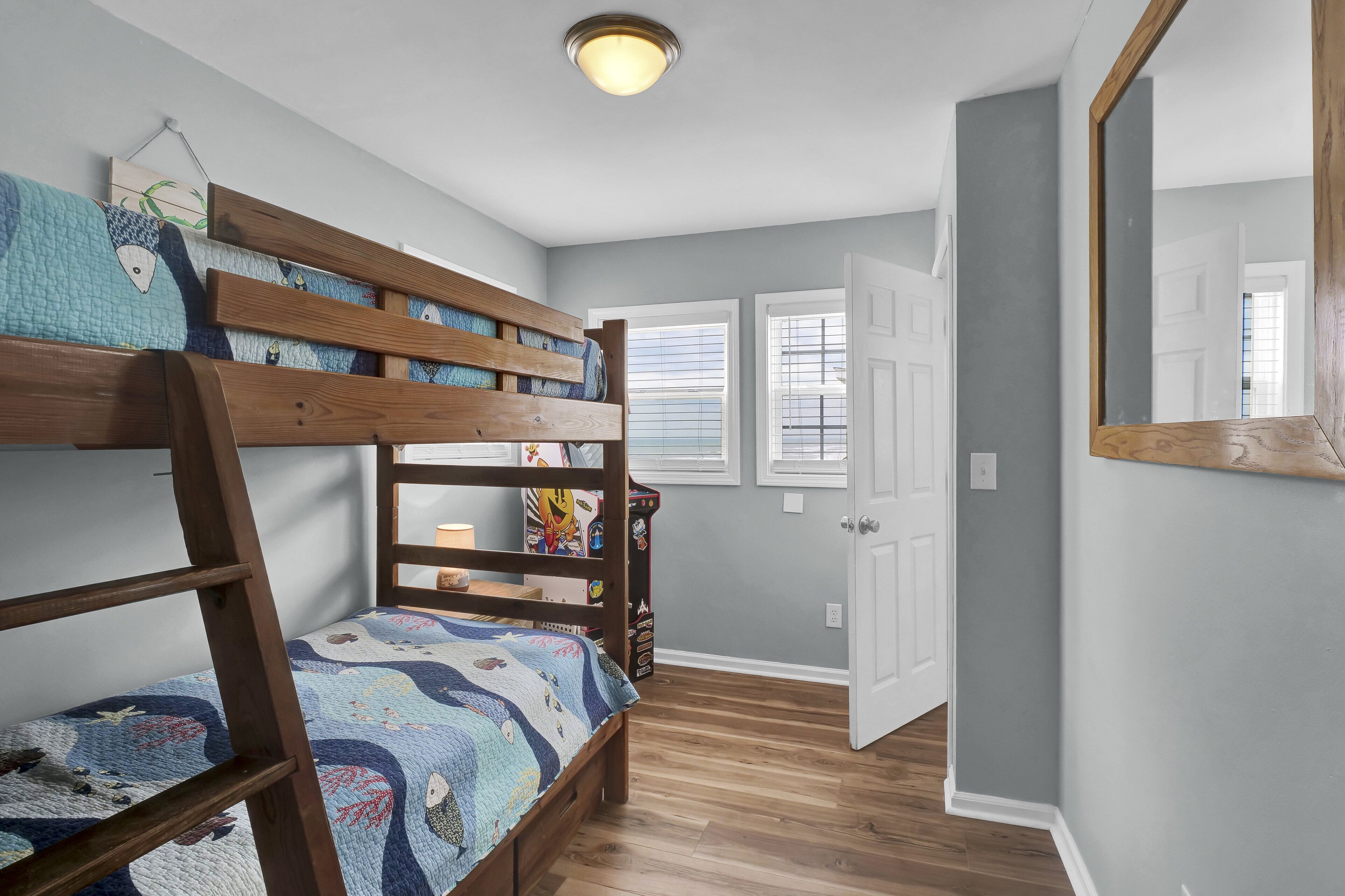 5 soveværelser, pengeskab på værelset, skrivebord, strygejern/strygebræt