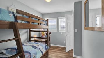 5 soveværelser, pengeskab på værelset, skrivebord, strygejern/strygebræt