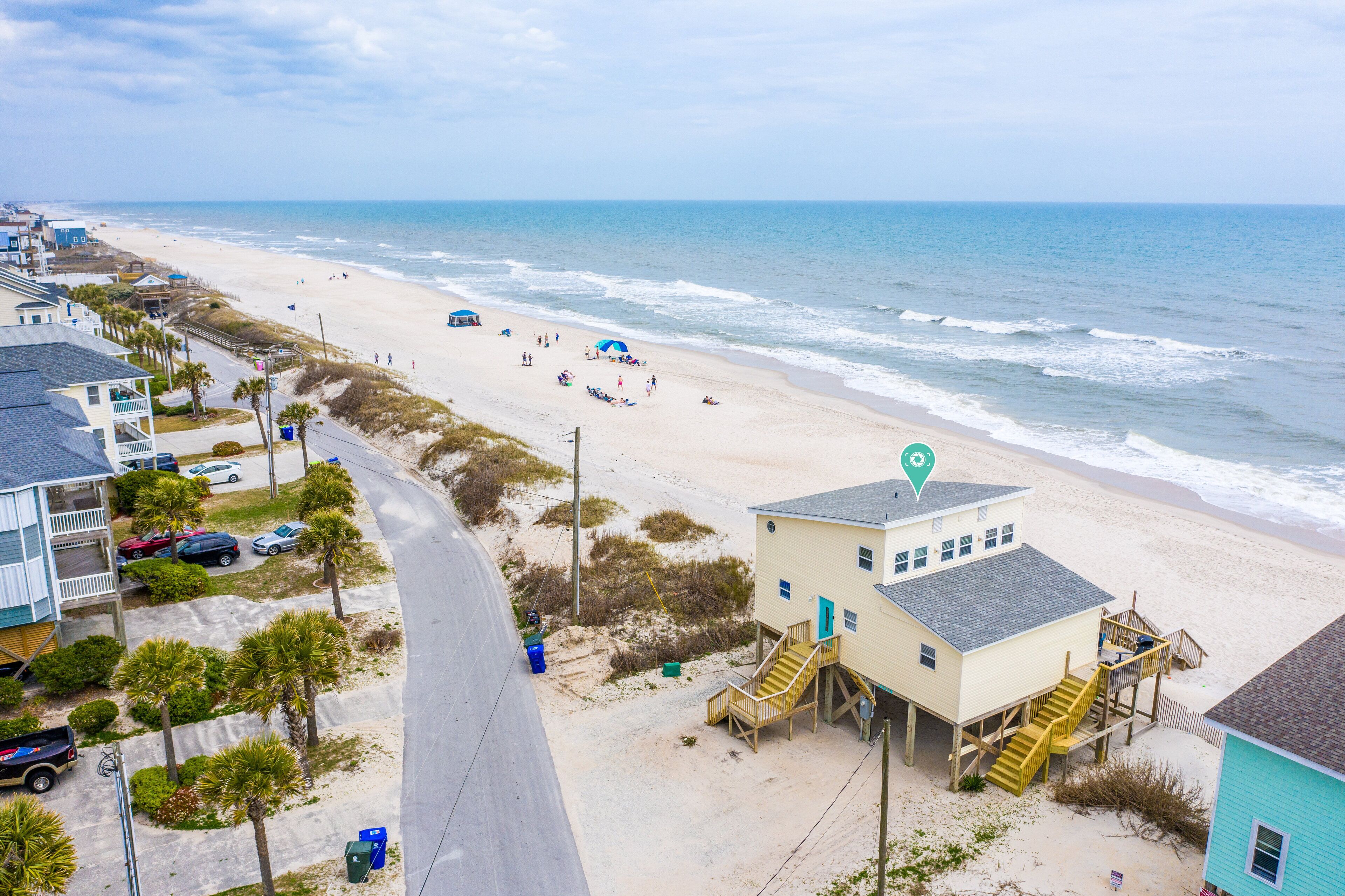 在海滩、沙滩椅、沙滩毛巾