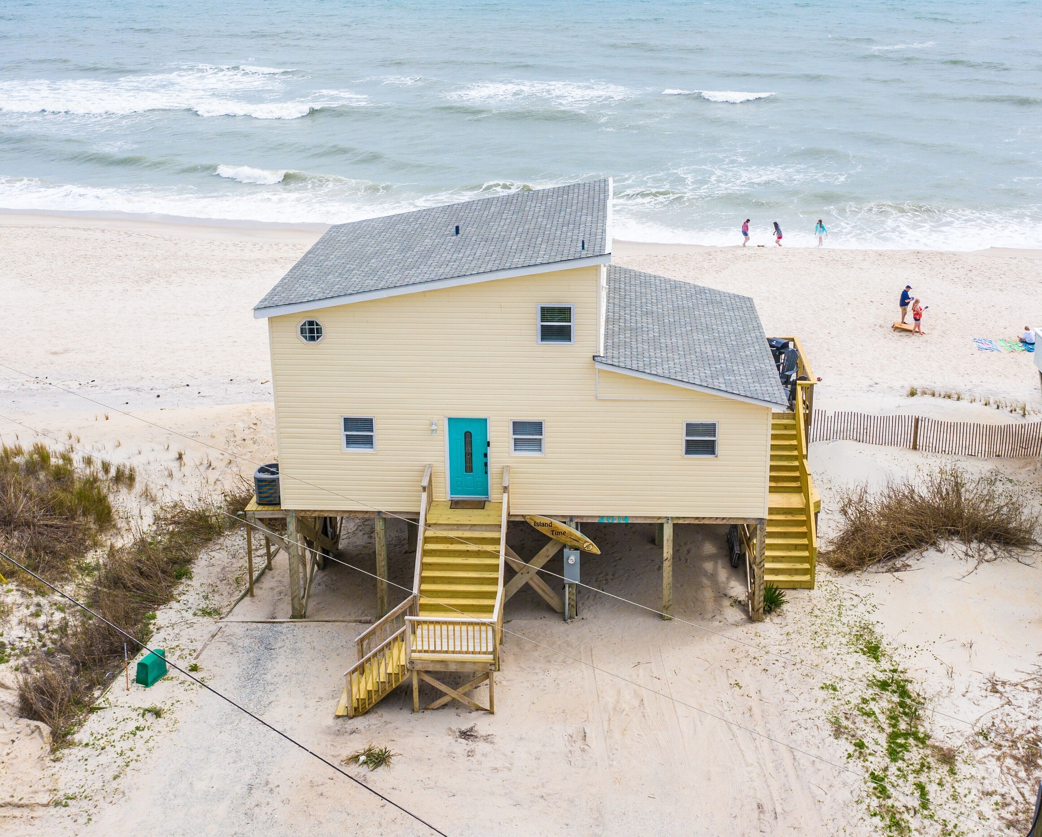 在海滩、沙滩椅、沙滩毛巾
