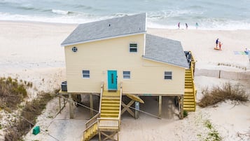 Aan het strand, ligstoelen aan het strand, strandlakens