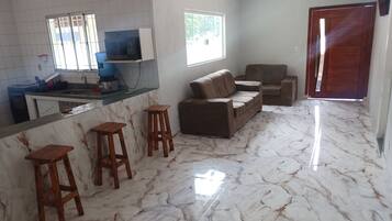 Smart TV, pebolim, aparelho de som