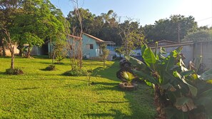 Un quartier résidentiel avec une pelouse bien entretenue, une maison et une voiture garée.