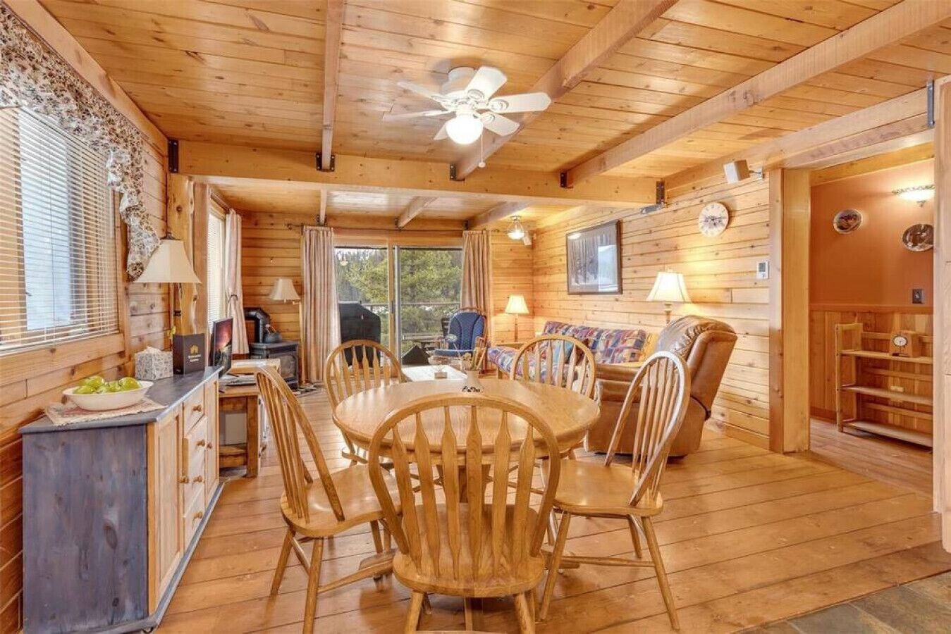 Télévision, cheminée, table de tennis de table