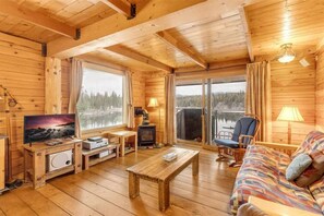 Fernseher, Kamin, Tischtennisplatte