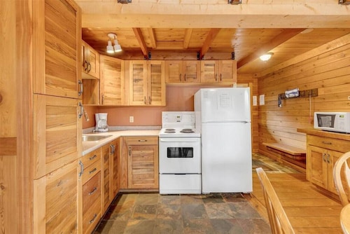 Lakefront Cottage near Big White and Kelowna