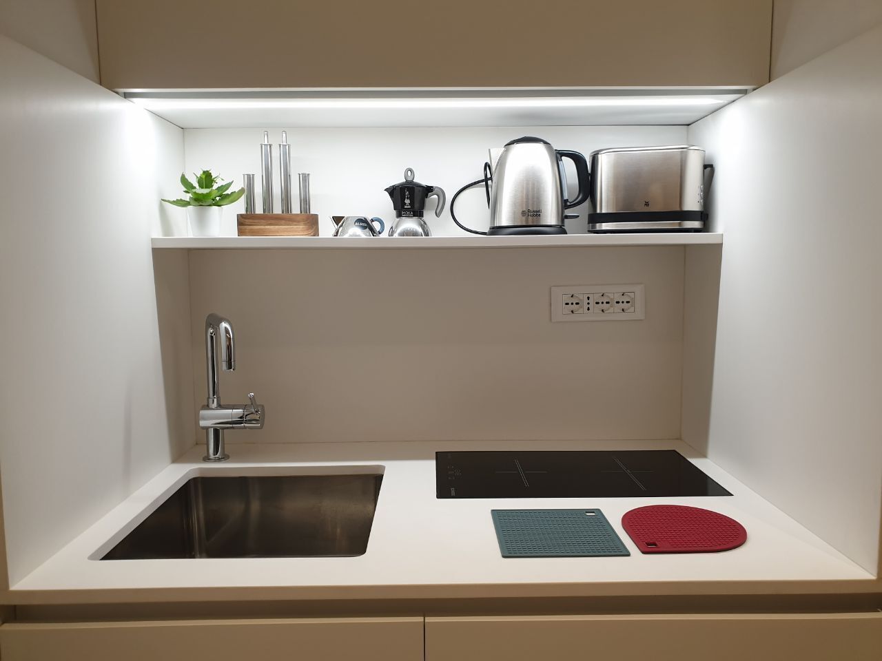 Frigorifero, microonde, forno, piano cottura