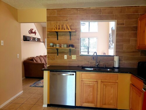 Lucky Lodge: Sleeps 8! 3Bd/2Bth Home Away from Home