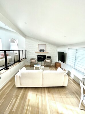 智能电视、壁炉