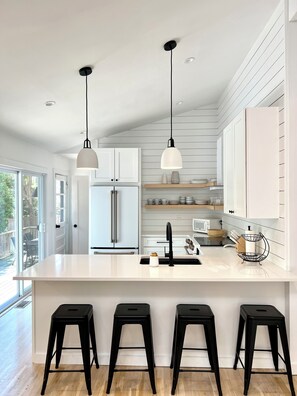 冰箱、微波炉、烤箱、炉灶