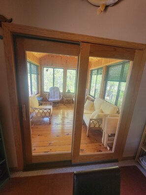 Smart-tv, een open haard en een dvd-speler