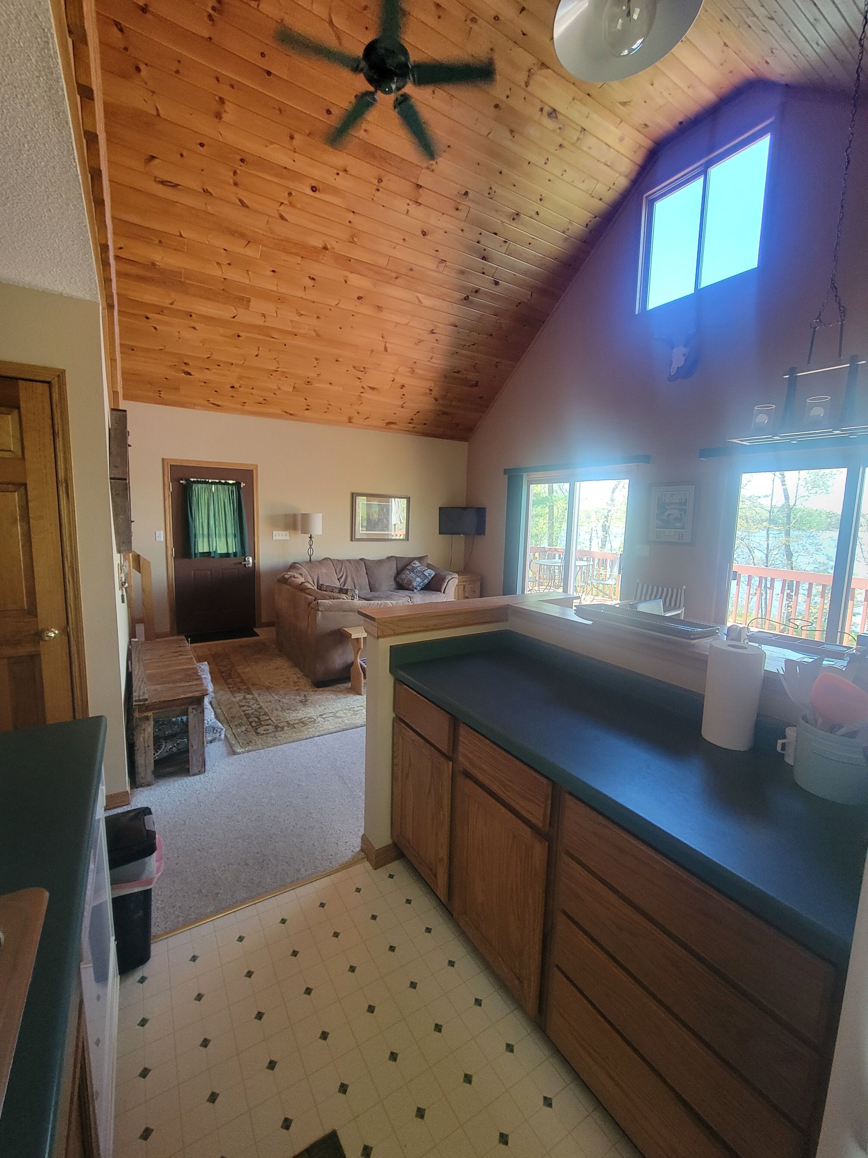 Älytelevisio, takka, DVD-soitin