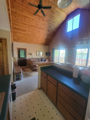 Smart-tv, een open haard en een dvd-speler