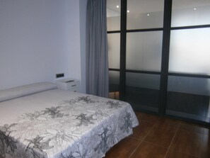 1 bedroom, desk, free WiFi, bed sheets - "Xot" 1bedroom+Sofa-bed 2/4 peoples, Streetview, centre village (Sant Carles De La Rapita)