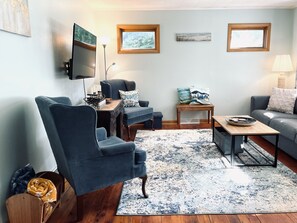 Smart TV, DVD player - Relax at Redberry House—just blocks from downtown and Lake MI beaches (Manistee)