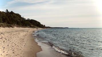 Plage à proximité, chaises longues, serviettes de plage